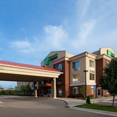 Holiday Inn Express & Suites Detroit - Farmington Hills By Ihg Northville Exterior photo