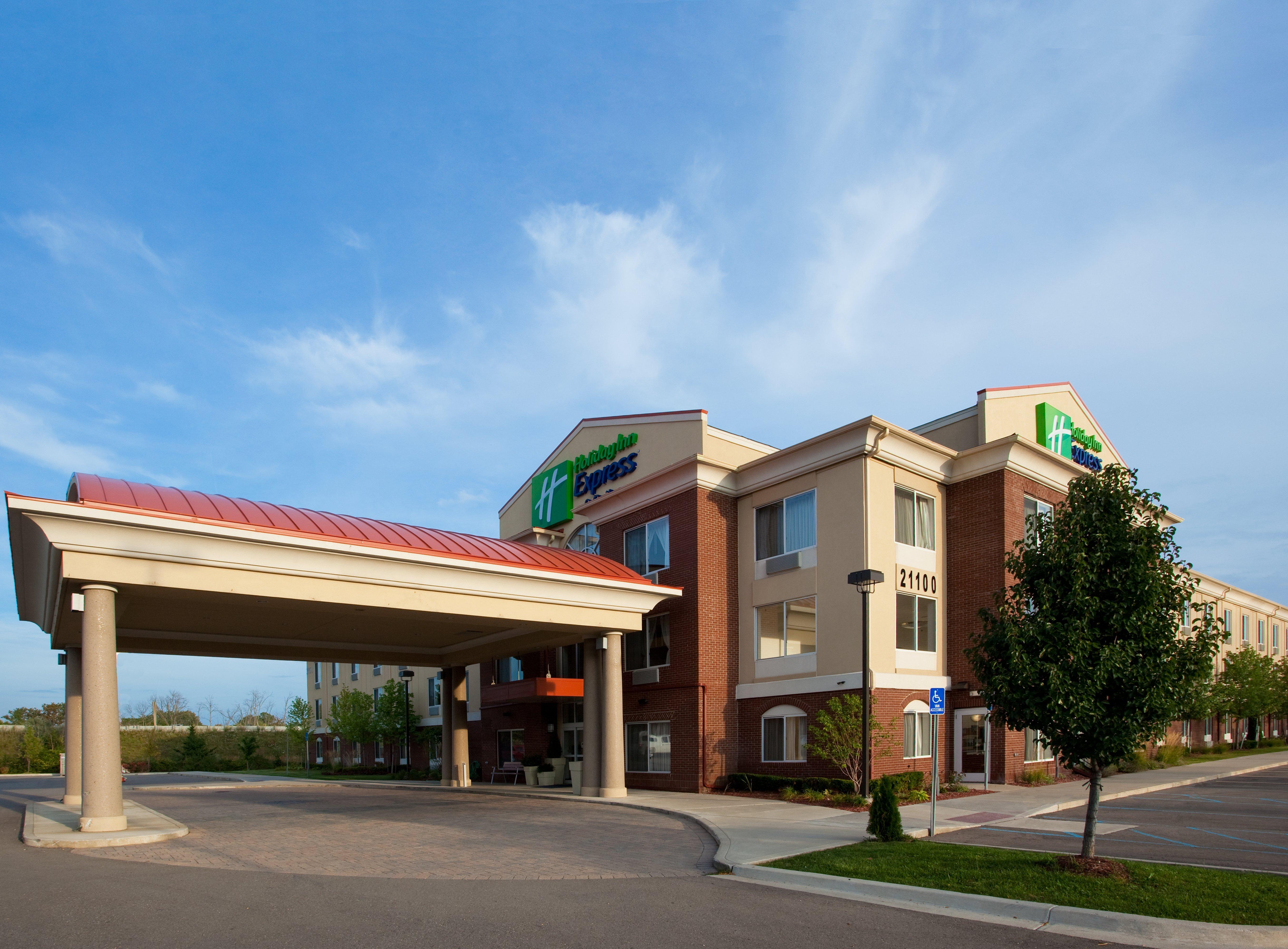 Holiday Inn Express & Suites Detroit - Farmington Hills By Ihg Northville Exterior photo