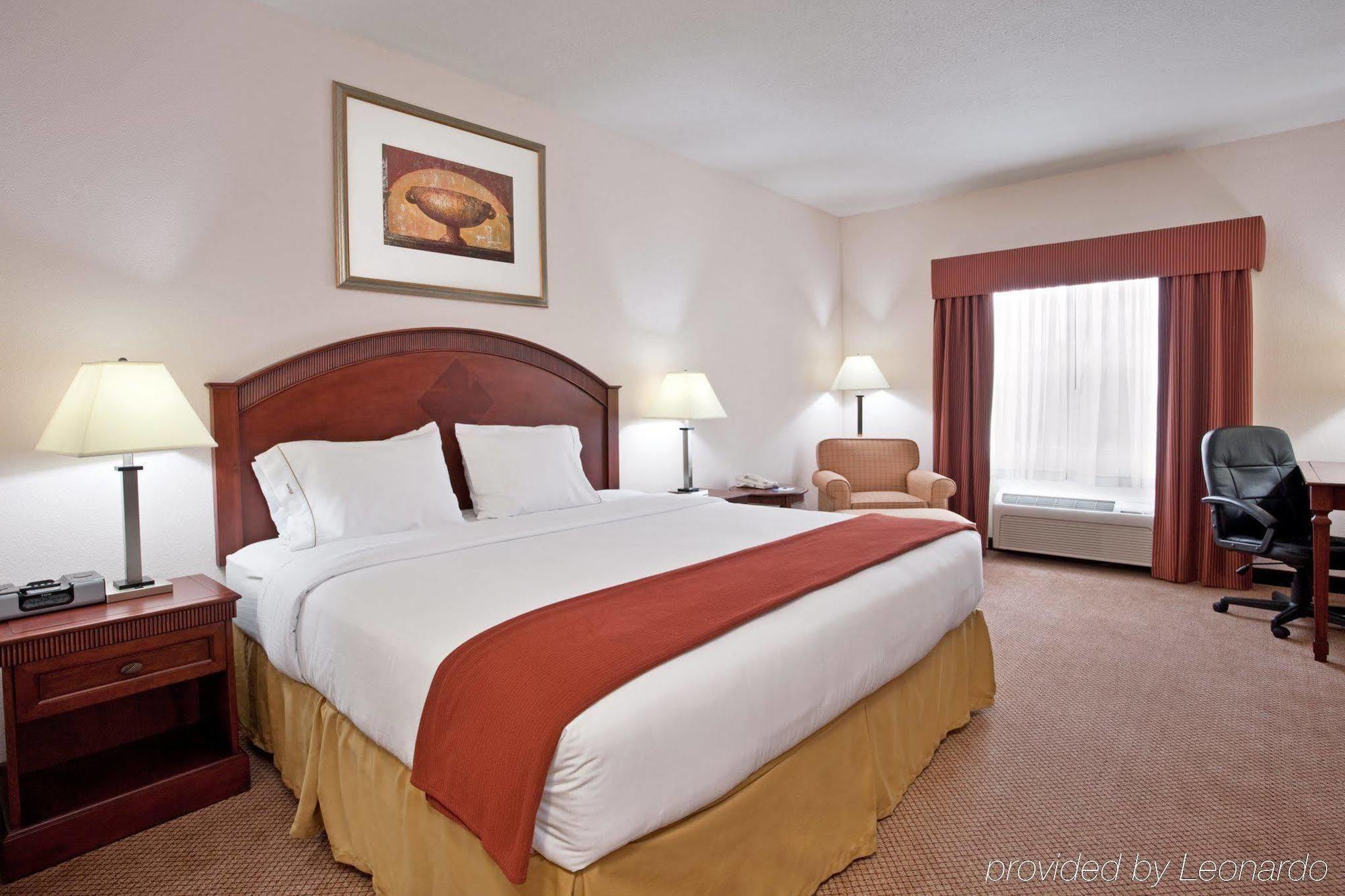 Holiday Inn Express & Suites Detroit - Farmington Hills By Ihg Northville Exterior photo
