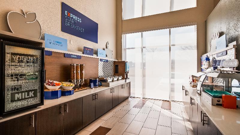 Holiday Inn Express & Suites Detroit - Farmington Hills By Ihg Northville Exterior photo
